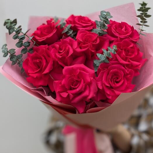 Букет из 9 ароматных малиновых роз Пинк Флоид с эвкалиптом