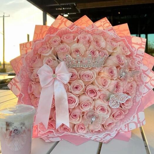 Bouquet de rose eternelle avec une couronne