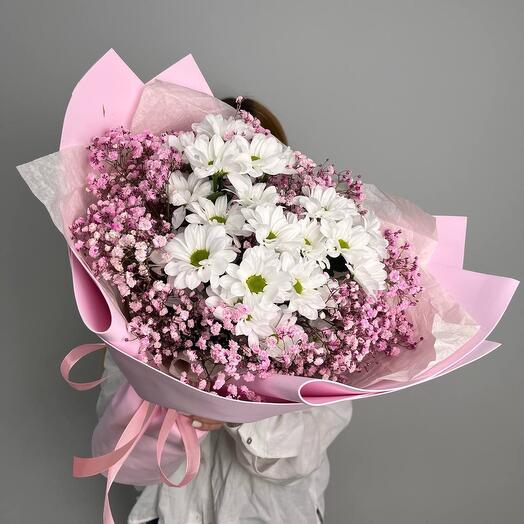 Delicado ramo con crisantemo y gypsophila