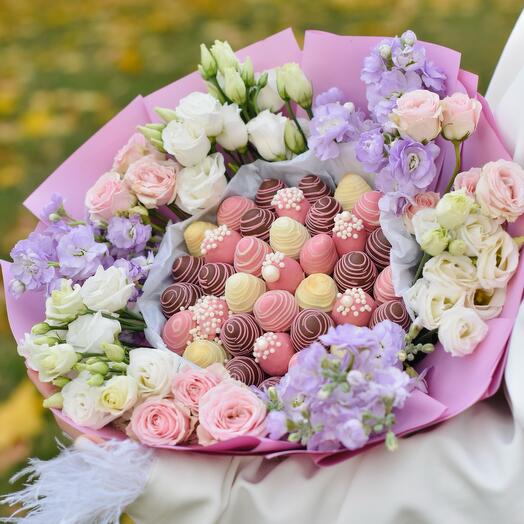 Хит💖💖💖!Потрясающий букет Любимоц мамеклубники в шоколаде, кустовой розы, маттиолы и эустомы