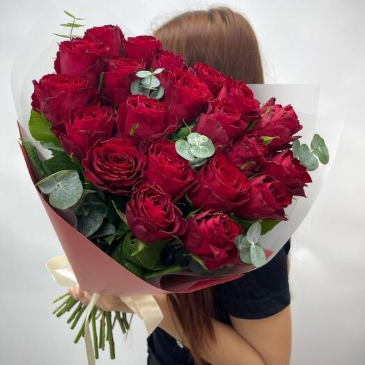 Букет из красных Кенийских Роз 21шт и Эвкалипта