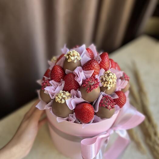 Клубника в шоколаде в шляпной коробке