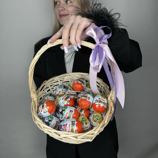 Корзинка из 27 киндеров
