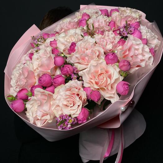 Букет-гигант из вывернутой французской и пионовидной кустовой розы