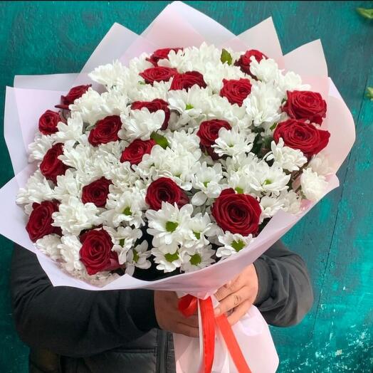 Ромашковая хризантема с розами