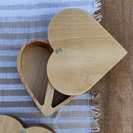 Деревянная шкатулка сердце