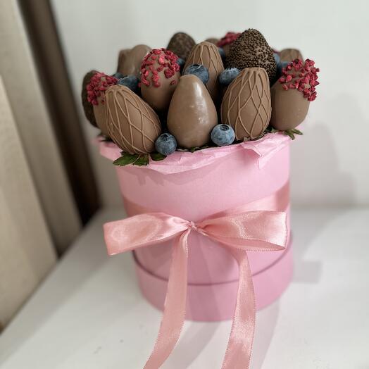 Букеты из клубник в шляпной коробке🎀