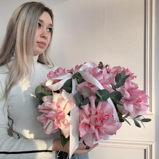 Французские розы в корзине