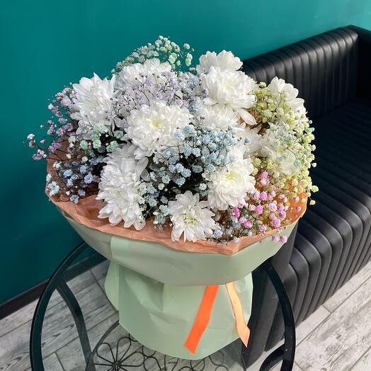 Round bouquet of chrysanthemums and gypsophila