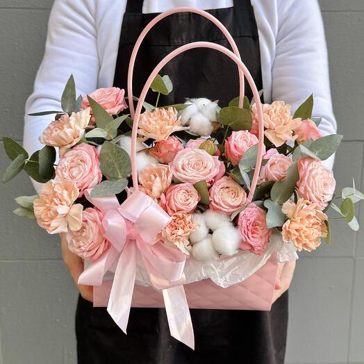 Bolso delicado con rosas peonías