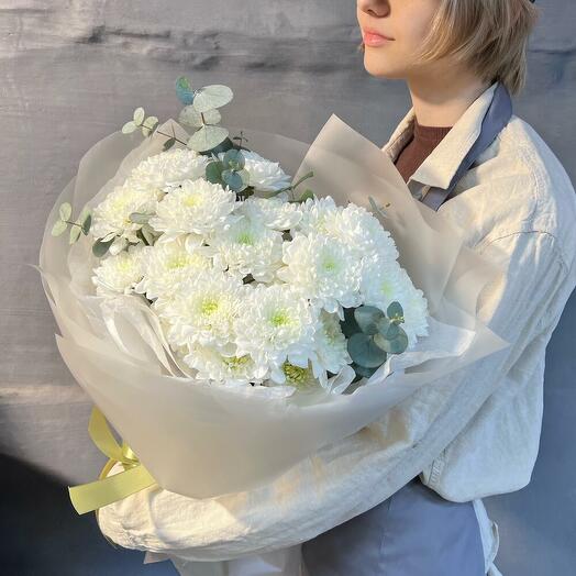 Дуо хризантем и эвкалипта