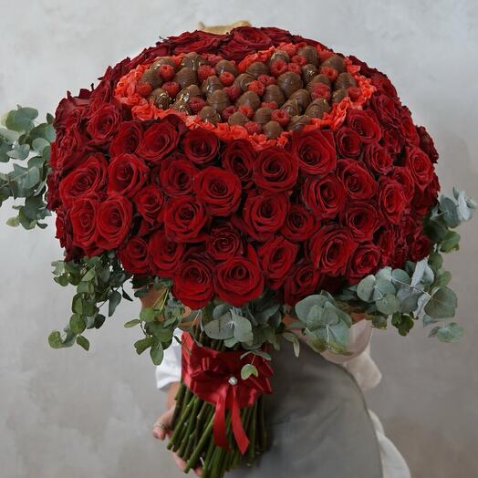 Премиум букет из клубничного сердца и 101 розы Эквадор 🌹