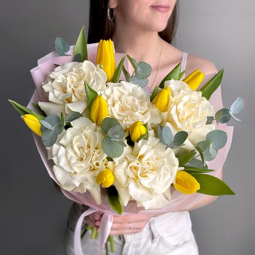 Французские розы и желтые тюльпаны с эвкалиптом нежный букет