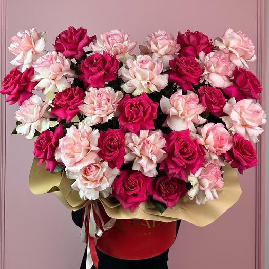 Красная коробка из малиновых и розовых роз