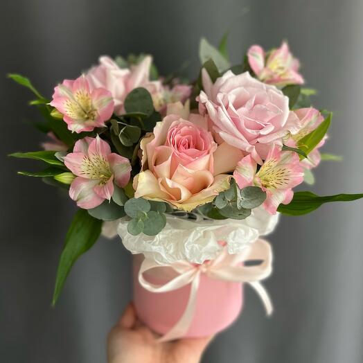 Цветы в коробке с французской розой, альстромерией и эвкалиптом «Розовая коробочка»