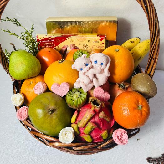 Фрукты в корзине с конфетами