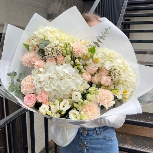 Букет из белых гортензий и эустомы