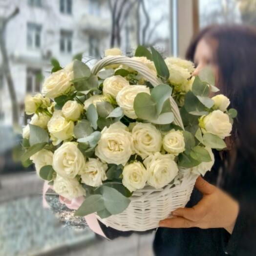 Корзина с белой кустовой розой ( L)