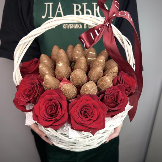 Корзина с розами и клубникой в шоколаде