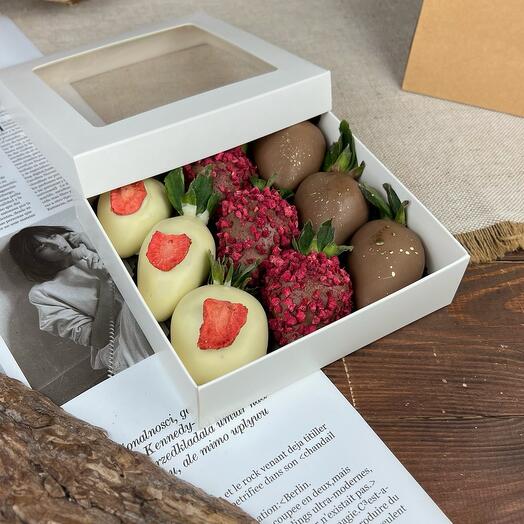 Chocolate-covered strawberries "Pleasure" 9-16pcs