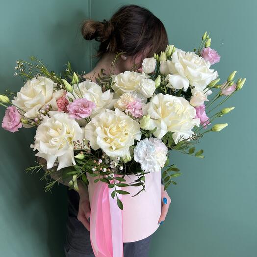 Цветы в коробке нежные