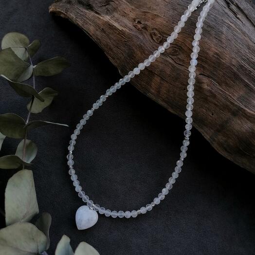 Колье из лунного камня с подвеской-сердце