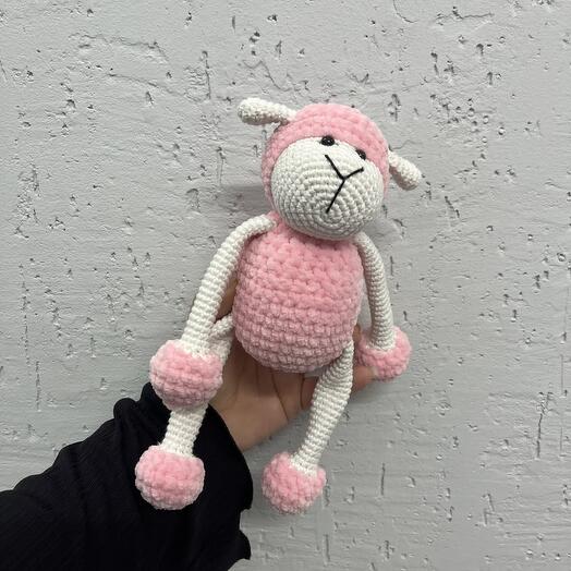 Вязаная игрушка «розовый барашек»