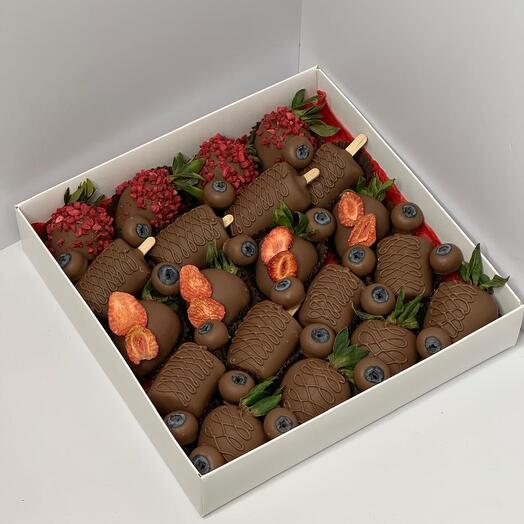 Клубника , бананы , голубика  в шоколаде