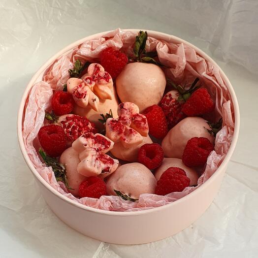 Клубника в клубничном шоколаде