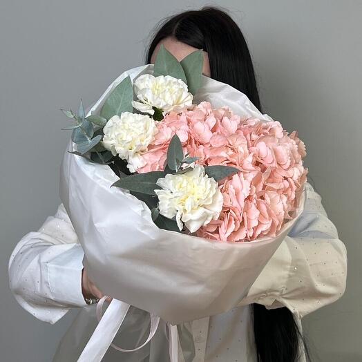 Гортензия с диантусами и эвкалиптом pink
