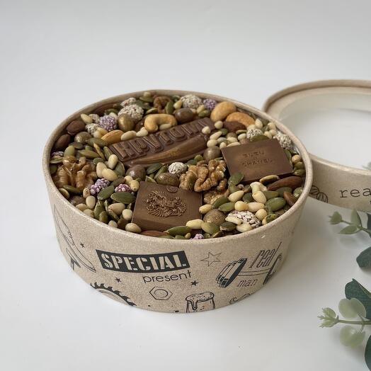 Ореховая коробка с шоколадными изделиями