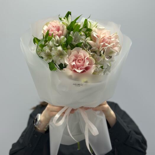 Букет розы и альстромерии