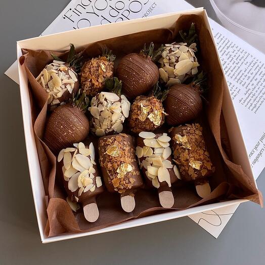 Клубника и бананы в молочном шоколаде