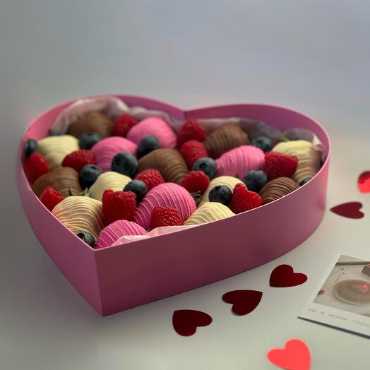 Клубника в шоколаде сердце Три шоколада