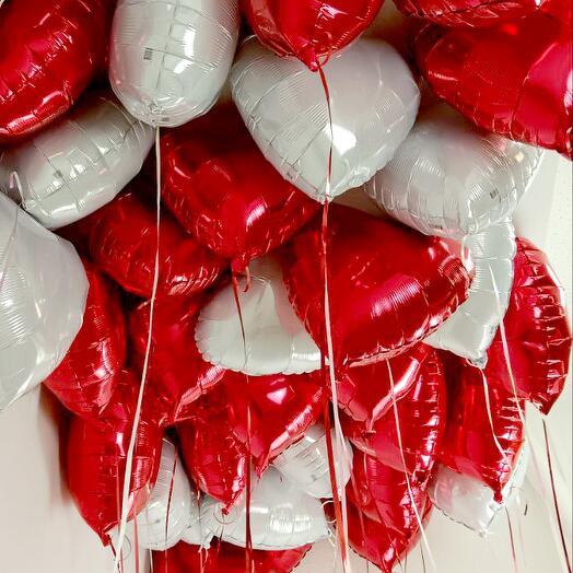 50 сердец красно-белые Воздушные шары с гелием (фольгированные)