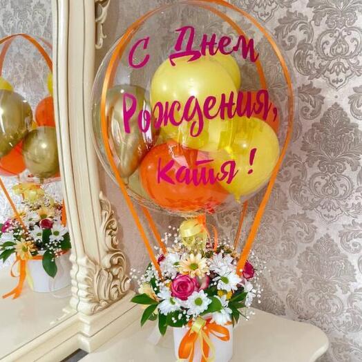 Букет цветов с ромашками и розами на день рождения с шаром bubble