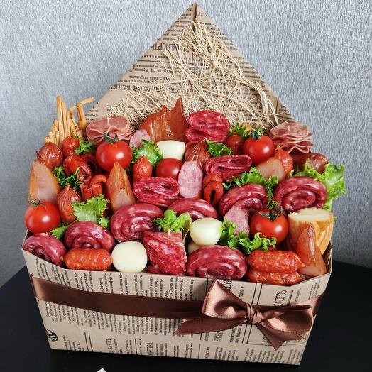 Мужской букет с колбасками и сыром