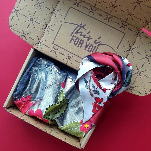 Gift box tshirt donna con print e foulard da collo