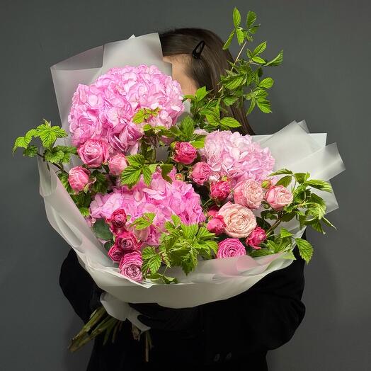 Bouquet with hydrangeas and raspberries 118