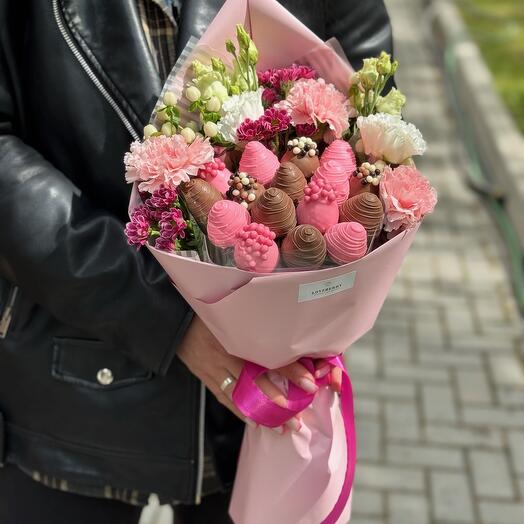 Клубничный букет с цветами S