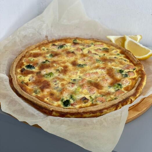 Киш с красной рыбой и брокколи