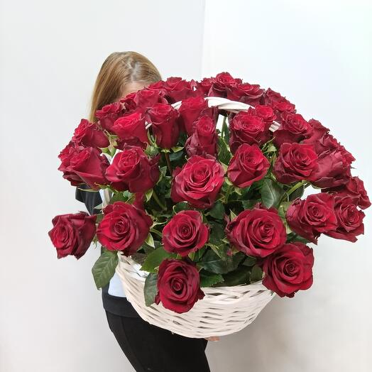 Розы Эквадор в плетеной корзине
