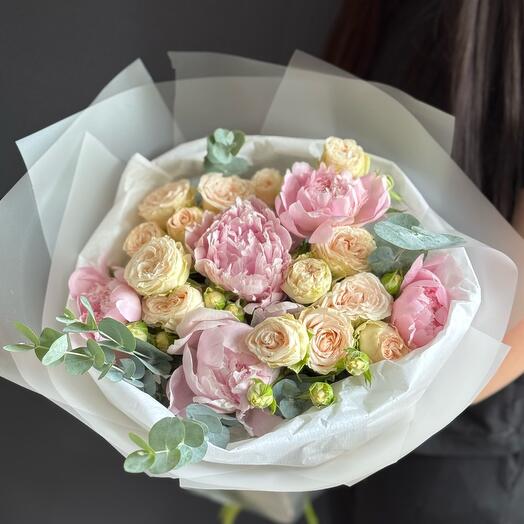 Кустовые розы и пионы с эвкалиптом