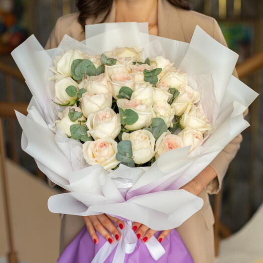 25 пионовидных роз "Уайт о хара"