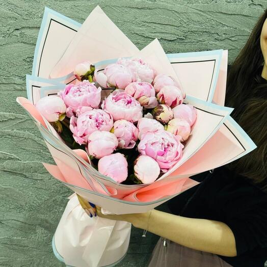 Peonías Rosadas exuberantes en un ramo de 19 piezas