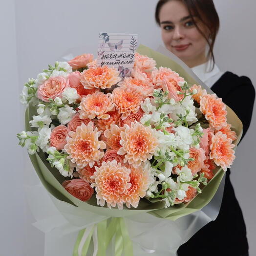 Летний букет с маттиолой и хризантемой