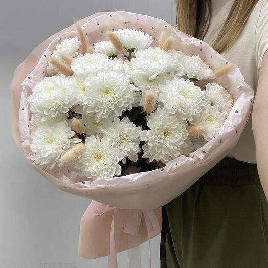 Букет из белых кустовых хризантем и лагуруса