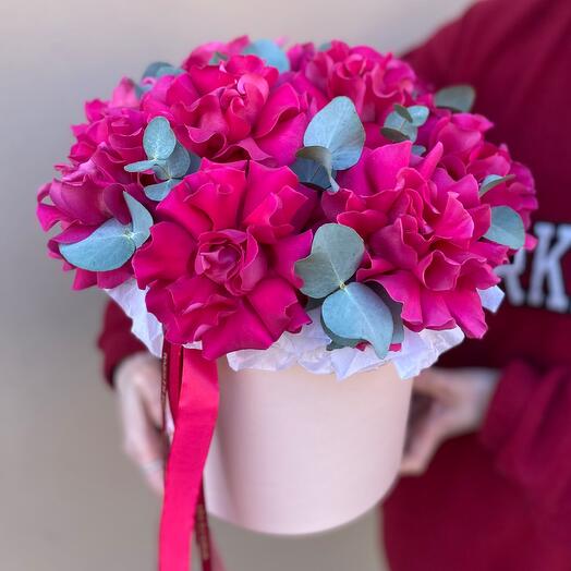 Композиция из ярких французских роз с эвкалиптом 💓