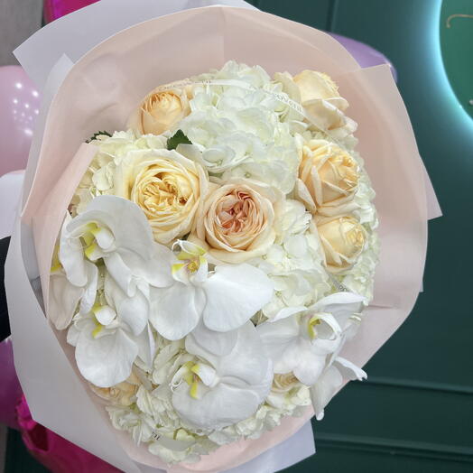Runder Blumenstrauss mit Hortensien, pfingstrosenartigen Rosen und einer Orchidee