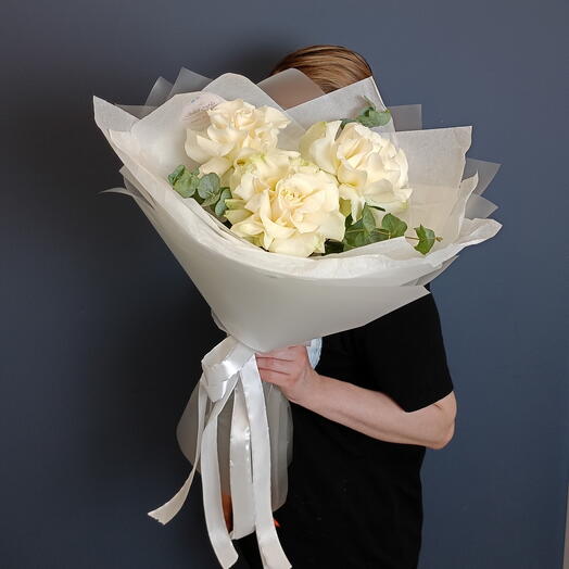 Un ramo de delicadas rosas francesas